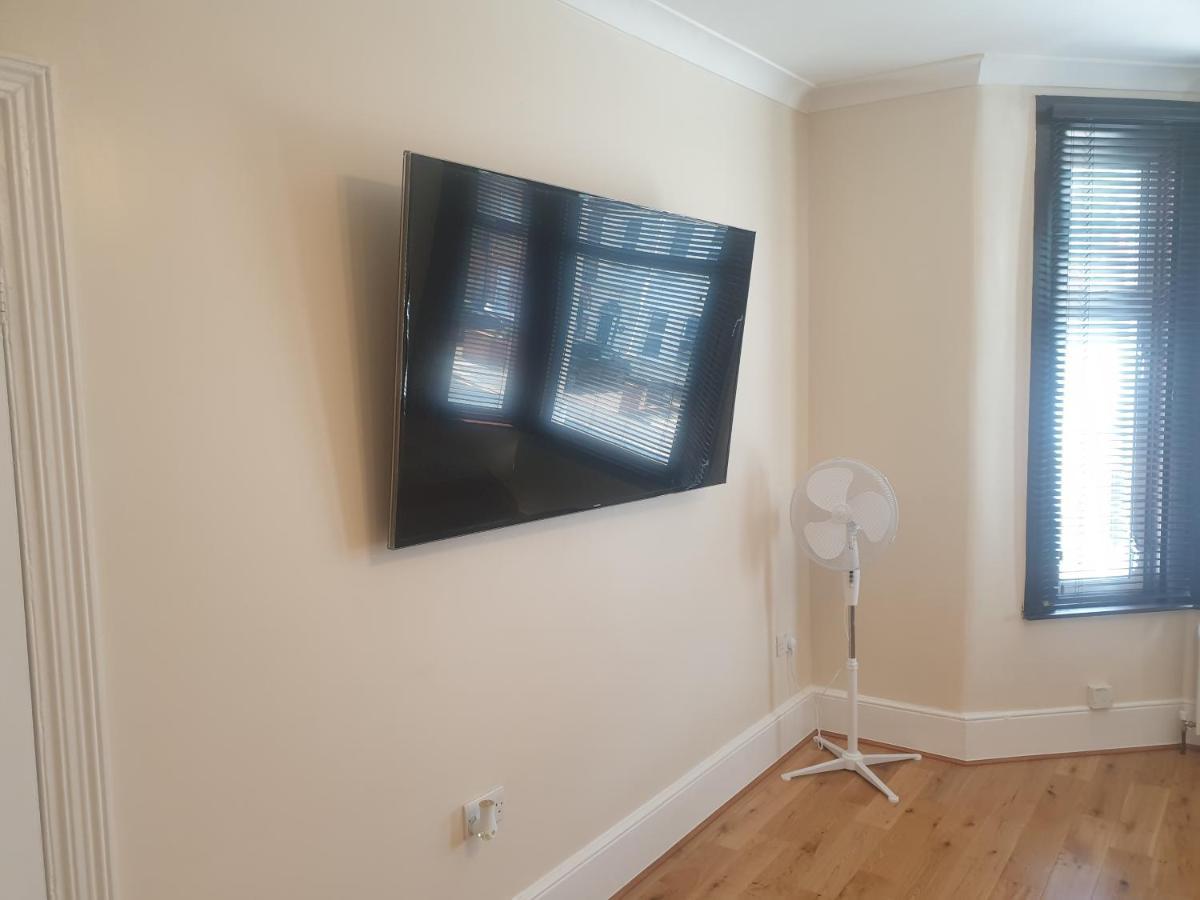 London Luxury 2 Bedroom Flat 5Min Walk From Overground, With Free Wifi, Free Parking-Sleeps X6 Ίλφορντ Εξωτερικό φωτογραφία